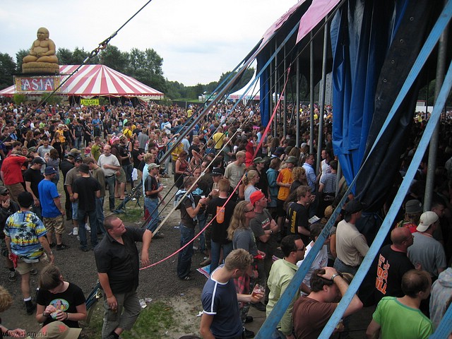 lowlands07-124.JPG
Make: Canon
Model: Canon DIGITAL IXUS 850 IS
DateTime: 18-8-2007 17:05:22
EXIFImageWidth: 3072
ExifImageLength: 2304
Flash: Flash did not fire - Auto mode
ShutterSpeedValue: 1/501 sec
ApertureValue: F2,8
FocalLength: 4,6 mm